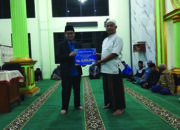 Tikar Sholat Panjang, Alat Pembersih serta Kipas Angin Permintaan Pengurus dan Jamaah disampaikan Kepada Wawako Bukittinggi