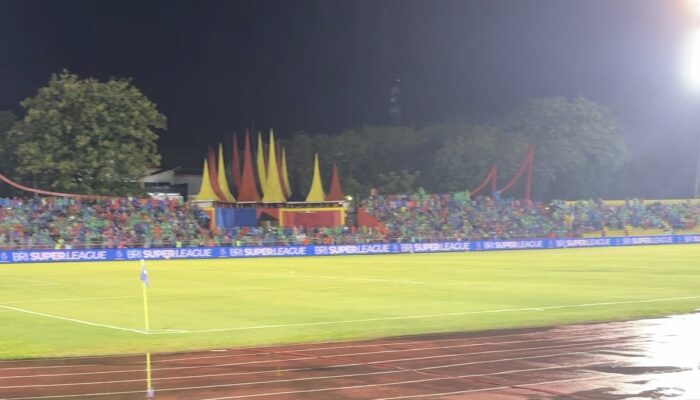 Netizen Salut dengan Kualitas Rumput Stadion Agus Salim, Hujan No Banjir