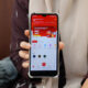Warga Kabupaten Pasaman Barat menunjukkan aplikasi Sentuh Tanahku pada telepon genggamnya saat mengakses informasi layanan pertanahan di Kantor Pertanahan Kabupaten Pasaman Barat, Kamis (21/5/2026).