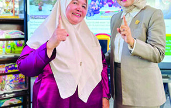 Dewi Anggraini,SE,MM. Anggota DPRD Kota Bukittinggi Berikan Bantuan Dana Pokir Untuk Perbaikan Sekolah Paud TK Aisyiyah 1 Kota Bukittinggi