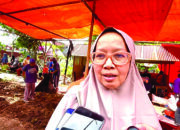 Hajjah Elfianis, S.M. Legislator DPRD Kota Bukittinggi Menyatu Dengan Warga Masyarakat Dalam Penyembelihan Hewan Sapi Kurban