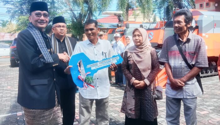 Bupati Pesisir Selatan Serahkan Bantuan Alsintan Combine Harvester untuk Kelompok Tani di Daerah Itu