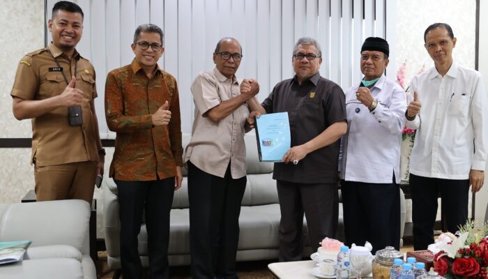 Ketua DPRD Sumbar Serahkan Naskah RUU DIM kepada Tim Ahli DPRD untuk Dikaji dari Berbagai Aspek