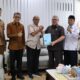 Ketua DPRD Sumbar Serahkan Naskah RUU DIM kepada Tim Ahli DPRD untuk Dikaji dari Berbagai Aspek