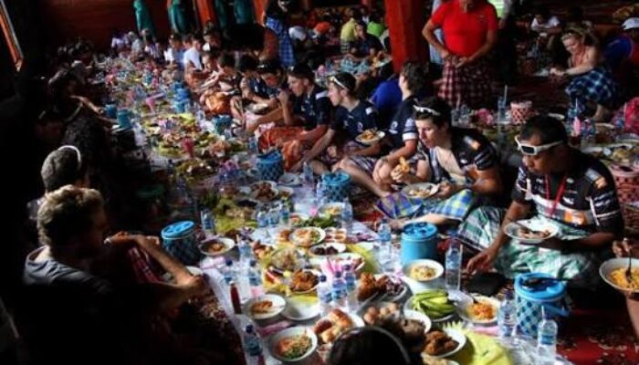 Makan Bajamba Tradisi Unik Minangkabau: Wujud Nyata Dari “Duduak Samo Randah Tagak Samo Tinggi