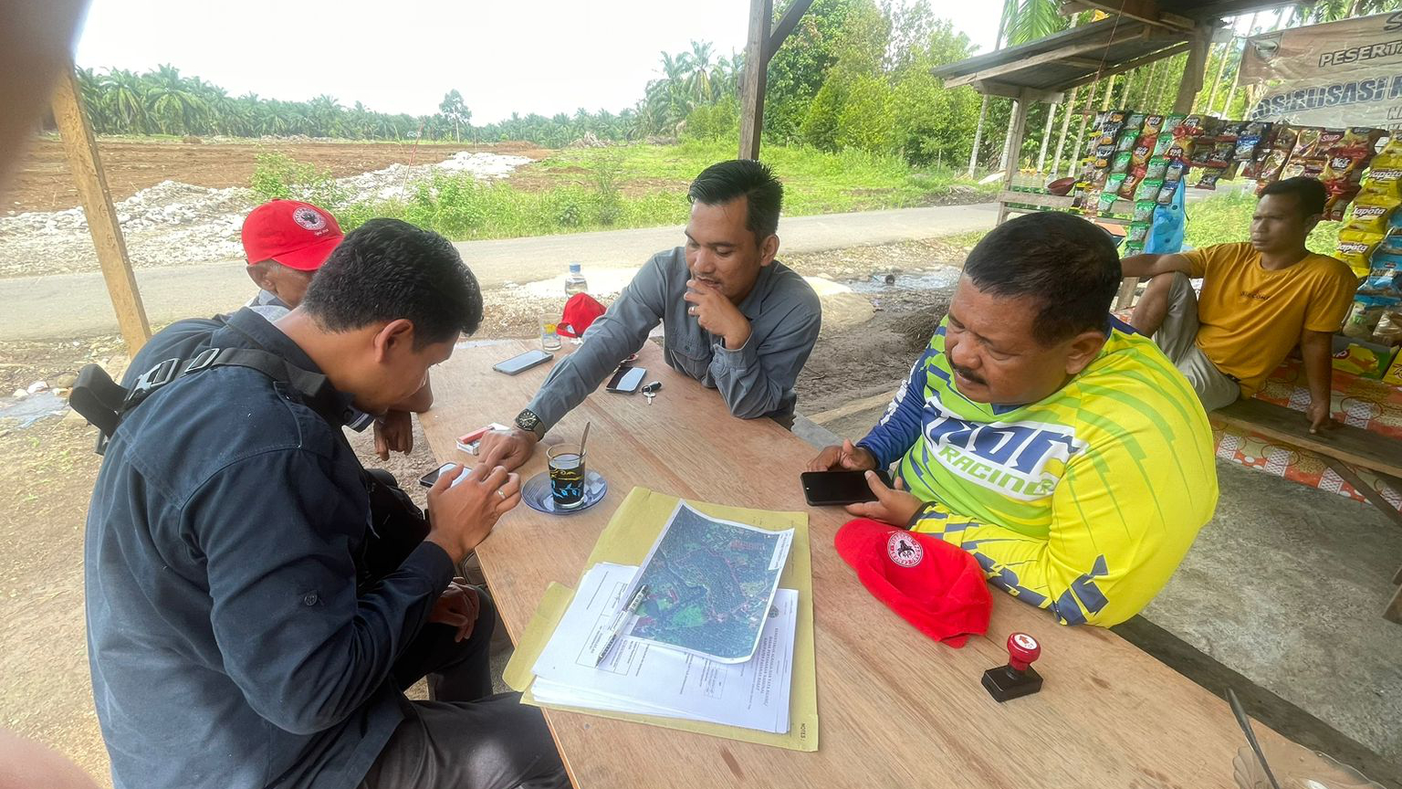 Petugas Seksi Penataan dan Pemberdayaan Kantor Pertanahan Kabupaten Pasaman Barat melakukan tinjauan lapangan bersama pemohon terkait permohonan Persetujuan Kesesuaian Kegiatan Pemanfaatan Ruang (PKKPR) untuk rencana pembangunan perumahan di Nagari Kinali, Kecamatan Pasaman, Jumat (22/5/2026).
