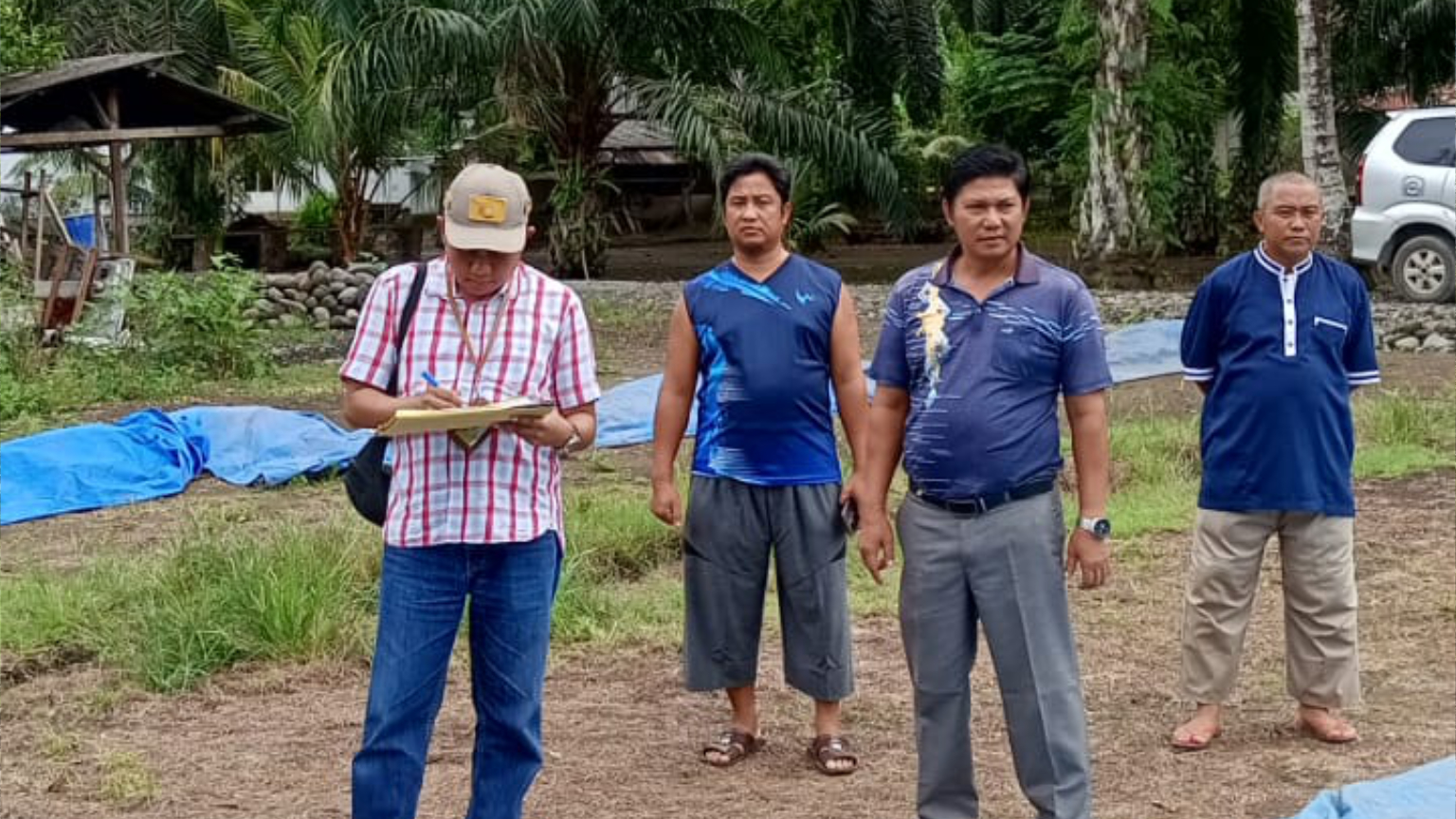 Petugas Seksi Penataan dan Pemberdayaan Kantor Pertanahan Kabupaten Pasaman Barat melakukan tinjauan lapangan bersama pemohon di Nagari Kinali, Kecamatan Pasaman, Jumat (8/5), dalam rangka evaluasi teknis permohonan Persetujuan Kesesuaian Kegiatan Pemanfaatan Ruang (PKKPR).