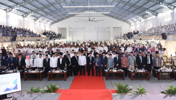 Serahkan 1.032 Sertifikat Wakaf, Menteri Nusron Ajak Penerima Jadi Pelopor Pengamanan Aset Umat