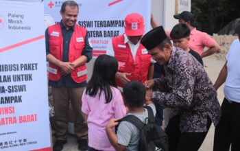 Pemulihan Pasca Bencana, PMI Sumbar Salurkan 1.500 Paket School KIT untuk Anak-anak Terdampak Bencana