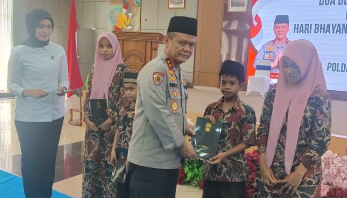 Dalam Rangkaian HUT Bhayangkara ke-80, Polda Sumbar Gelar Doa Bersama Lintas Agama dan Santuni Anak Yatim