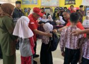 PMI Sumbar Salurkan Bantuan School Kit untuk 3 Kabupaten