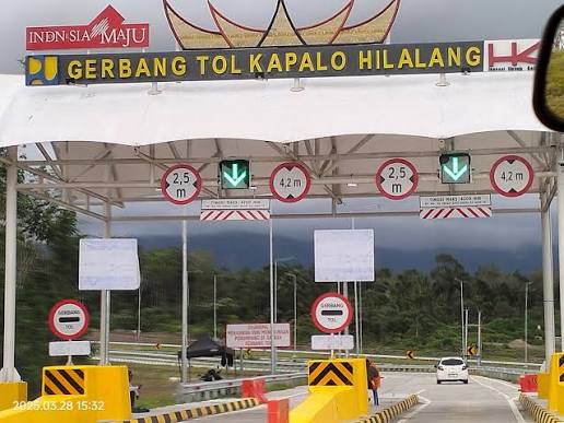 Gerbang tol Kapalo Hilalang