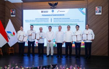 Foto bersama usai penandatangan MoU Kemenaker - Pertamina
