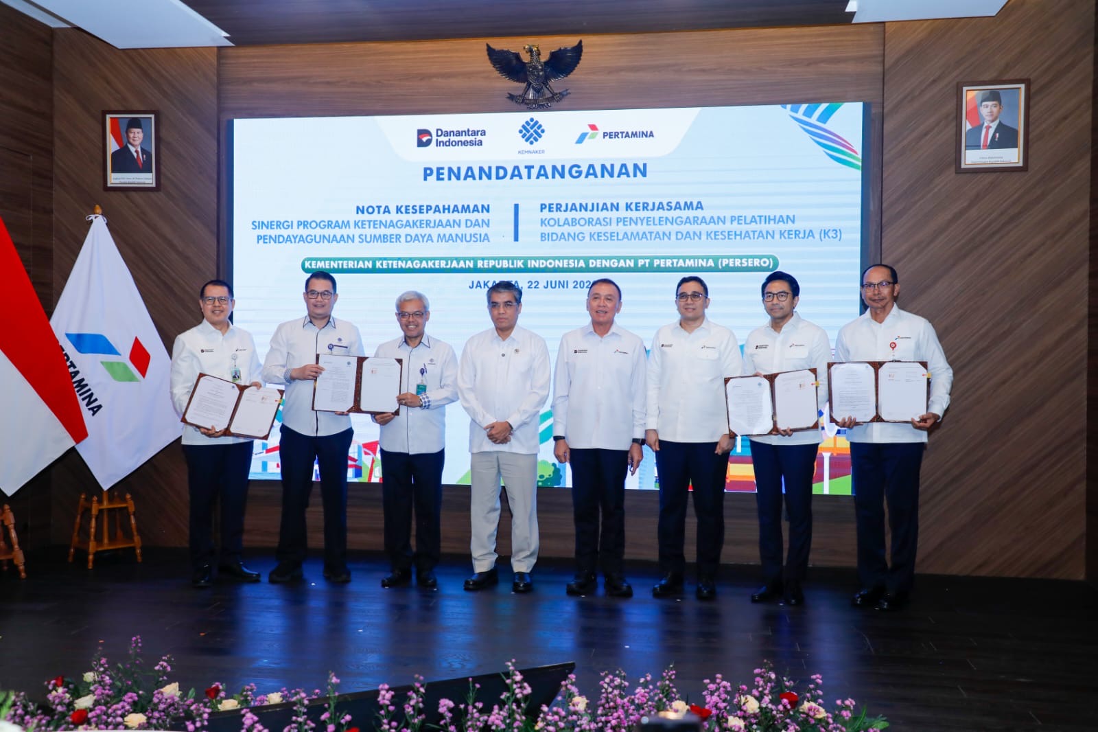 Foto bersama usai penandatangan MoU Kemenaker - Pertamina
