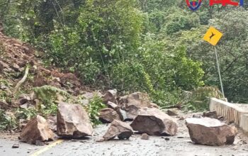 Material menimbun badan jalan di jalur Lembah Anai Padang Panjang Rabu lalu kini sudah dibersihkan (Hk)