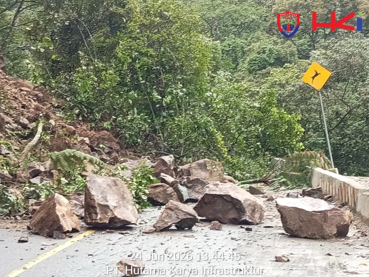 Material menimbun badan jalan di jalur Lembah Anai Padang Panjang Rabu lalu kini sudah dibersihkan (Hk)
