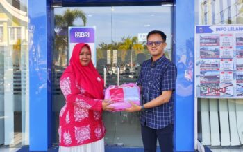 Sambut HUT RI ke-81, BRI Cabang Painan Bagikan Bendera Merah Putih