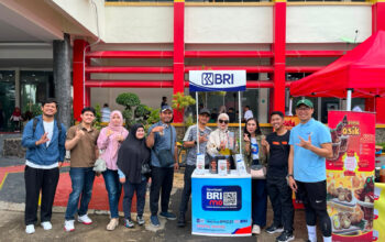 Serunya Nobar Bola Gembira Bersama BRI Region 3 Padang di Halaman Kantor Gubernur Sumbar