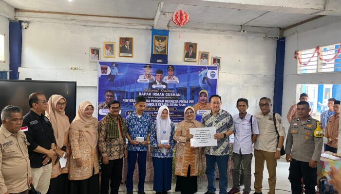 Dari SMPN 4 Padang, Irman Gusman Kobarkan Semangat Belajar dan Salurkan PIP kepada 1.035 Siswa