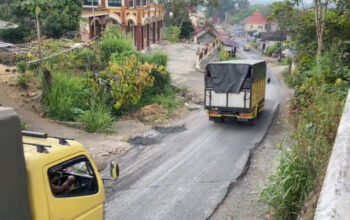 Bertahun Keluhan tak Kunjung Digubris, Warga Tanjung Alam Gotong Royong Timbun Jalan Provinsi yang Rusak