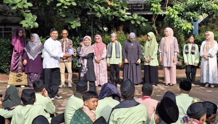 Komitmen Spiritual di Balik Prestasi:Yayasan Pendidikan Pembangunan Laboratorium Padang Bagikan Al-Qur’an Saku untuk Siswa Baru