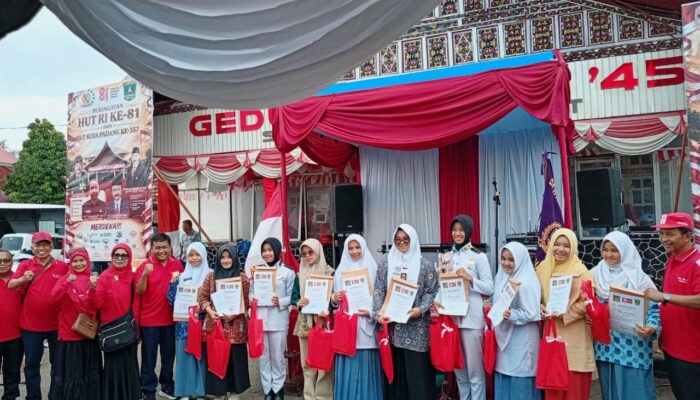 Atika Siswi MAN 2 Juara Baca Puisi Perjuangan DHD 45 Sumbar