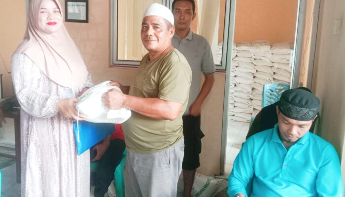 379 Penerima Manfaat di Nagari Tanjung Durian Bayang Terima Bantuan Beras Program Badan Pangan Nasional