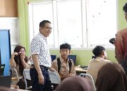 Wakil Ketua DPRD Sumbar Evi Yandri Salurkan 140 Laptop di Dua SMA di Padang untuk Percepat Digitalisasi Pendidikan