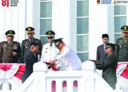 Kota Bukittinggi Catat Sejarah, Wali Kota Bukittinggi Ramlan Nurmatias Serahkan Bendera Pusaka dan Teks Proklamasi di Bawah Jam Gadang