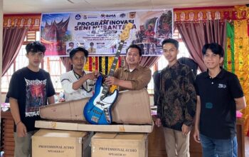 Penyerahan aset oleh Tim Pengabdian BIMA kepada Sanggar Batu Baraguang, Senin (24/8), Foto: Firnando
