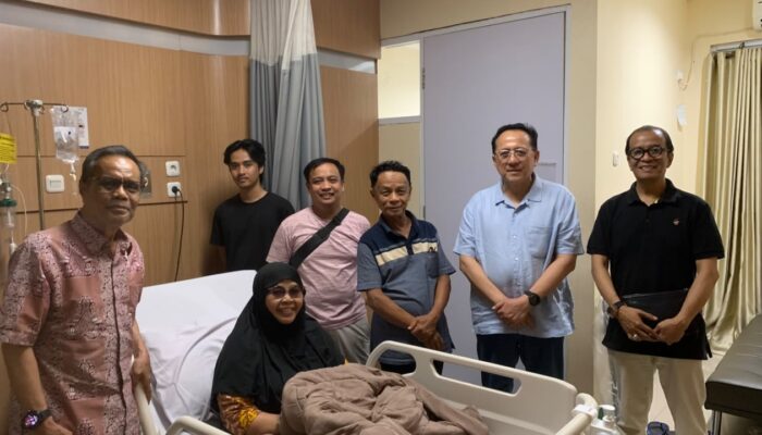 Irman Gusman Jenguk Istri Ketua MUI Sumbar Korban Kebakaran KMP Batumandi di RS Medika Cilegon